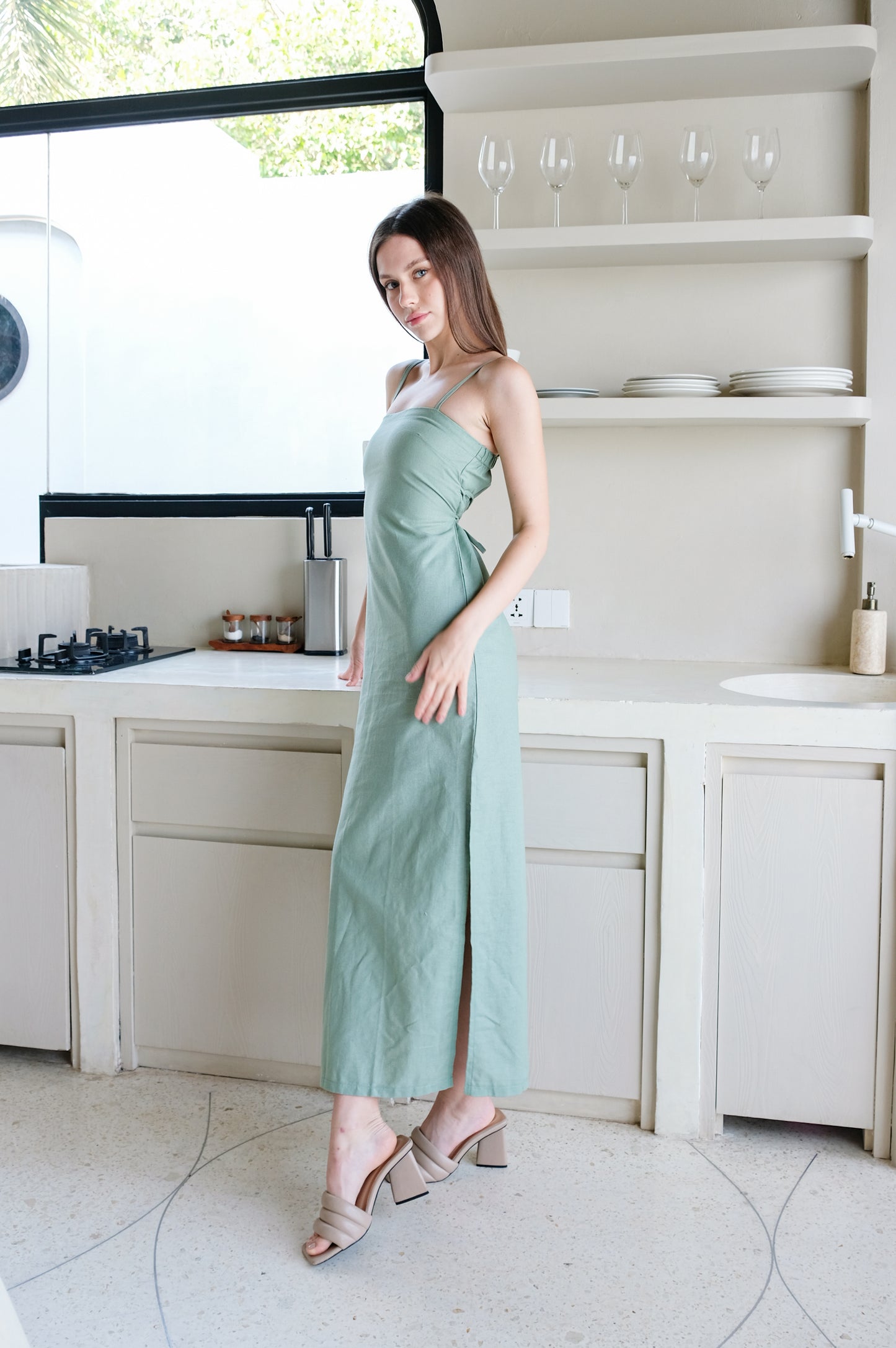 Seductive look with linen green dress by Una Linen Havn.