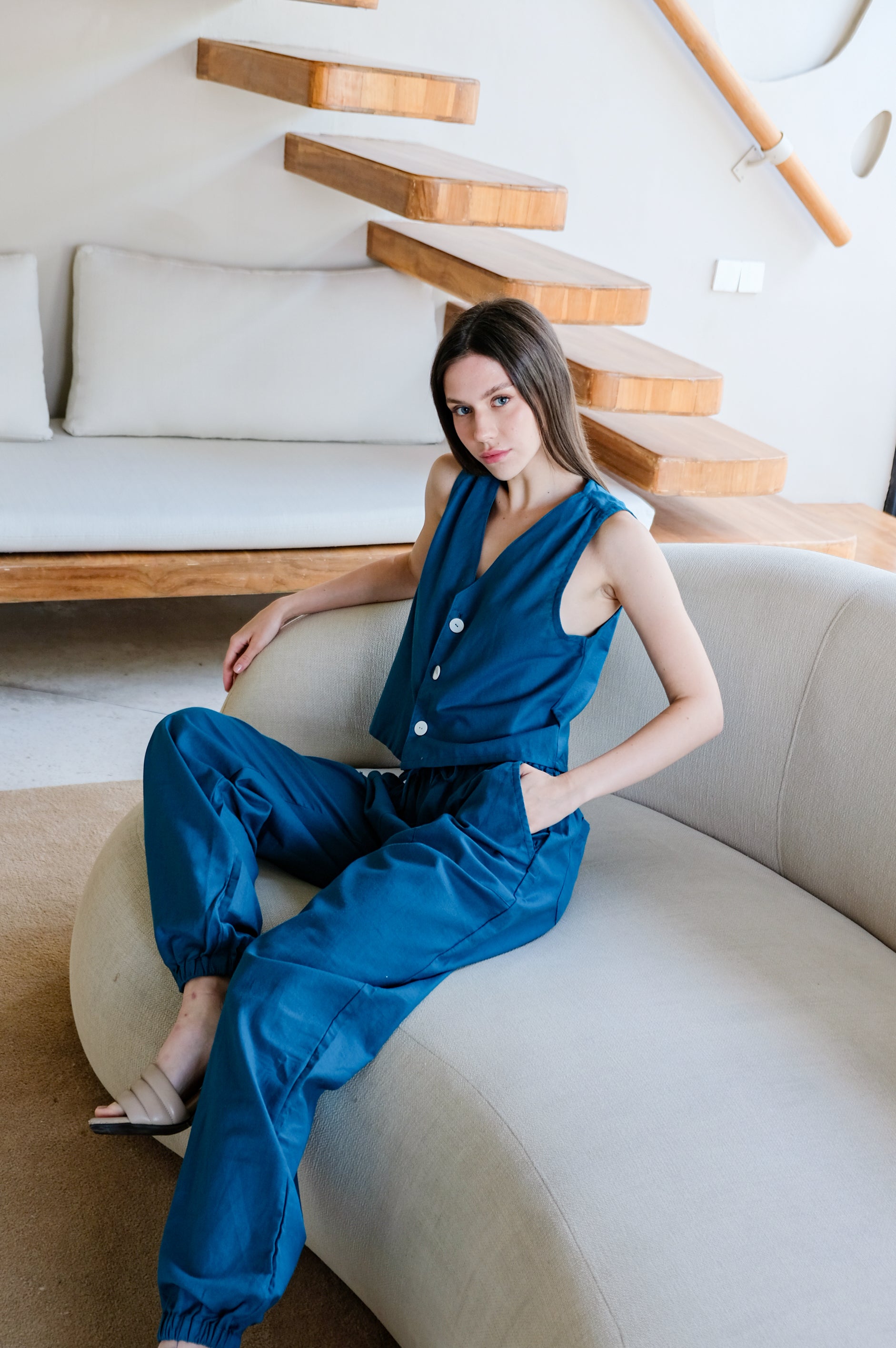Model showing set of linen clothes in blue colour by Una Linen Havn