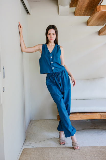 Model posing in Prussian blue linen set of top and trousers by Una Linen Havn.