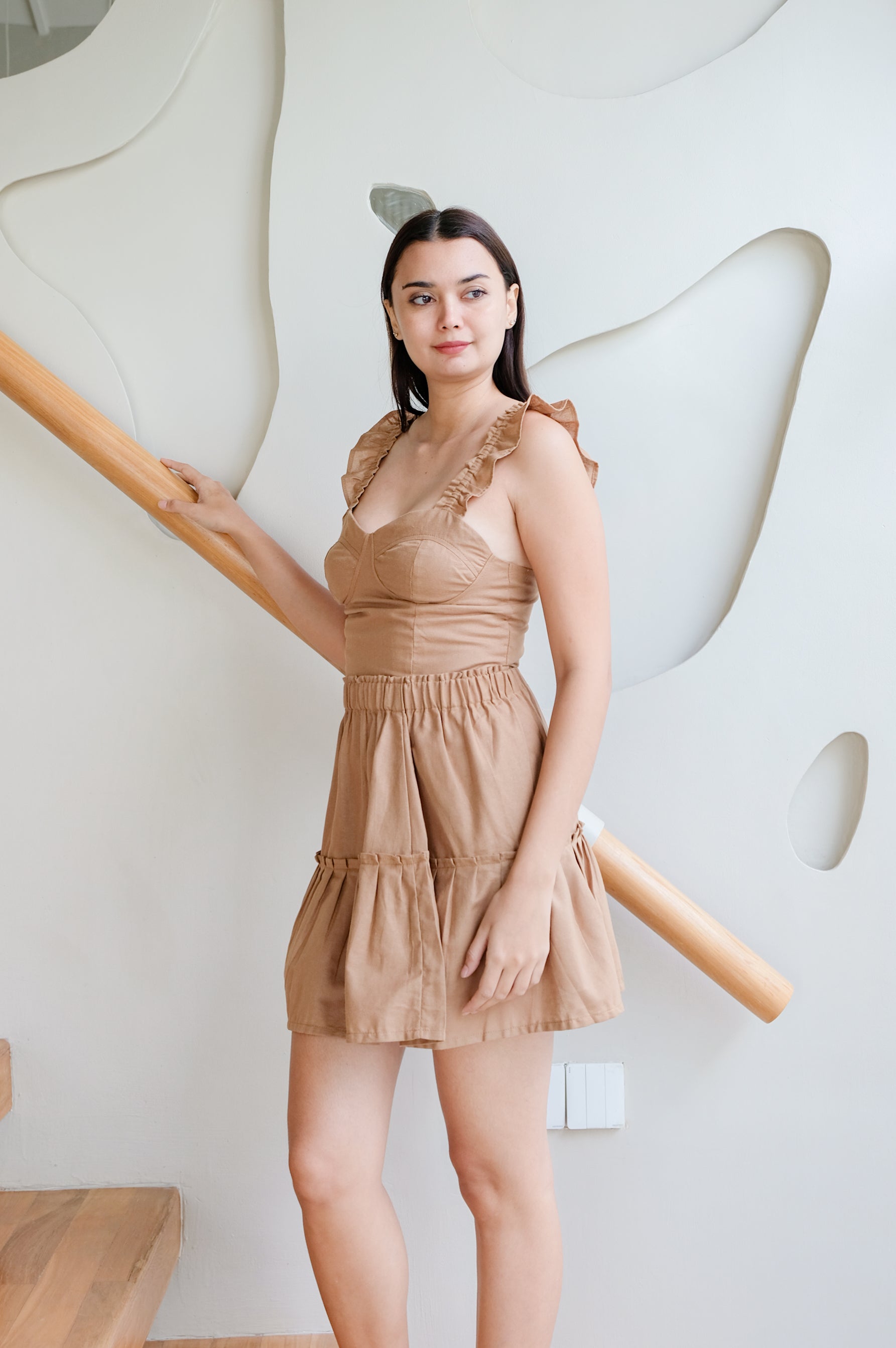 CItadella a breezy set of linen clothes in brown colour presented by a model.