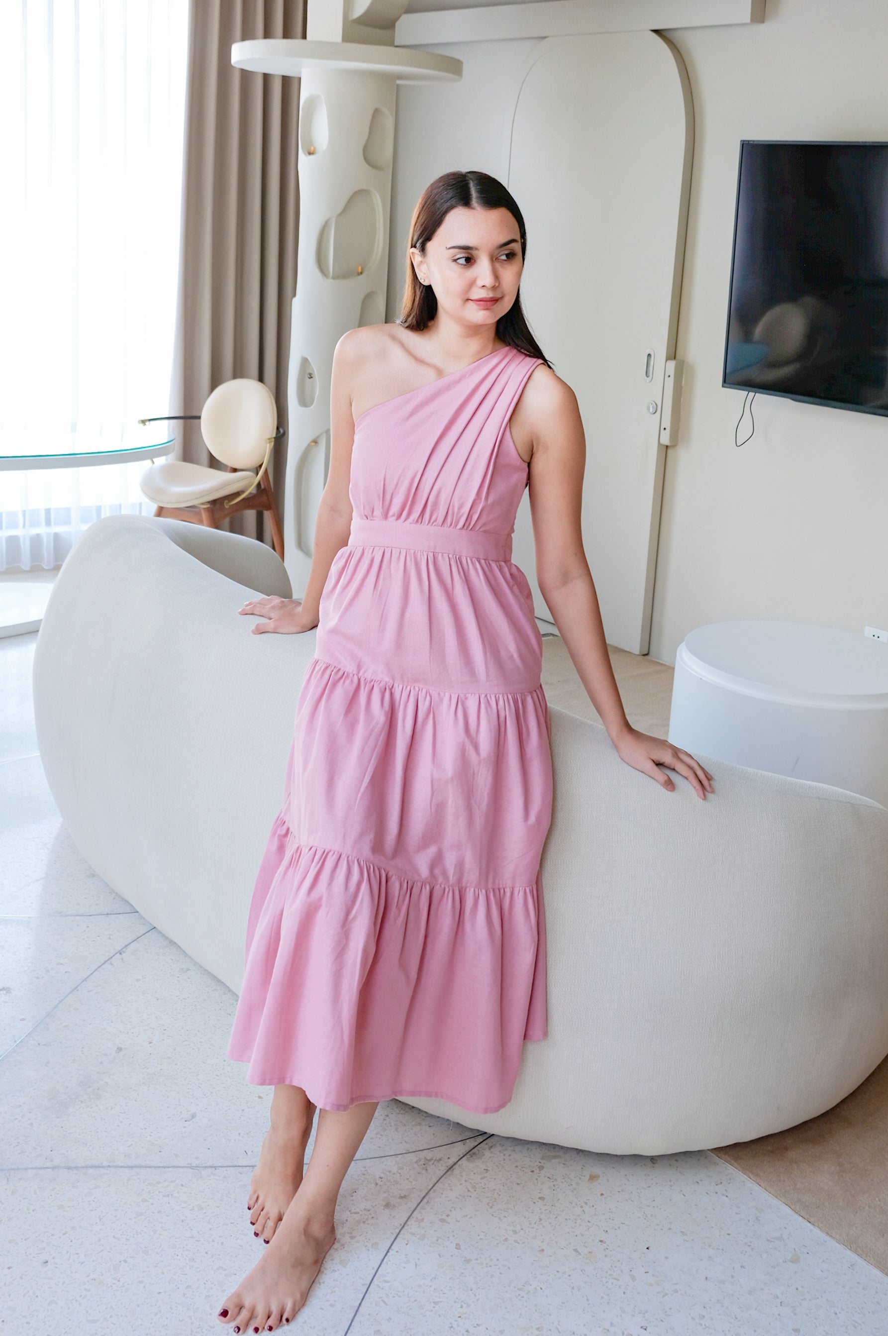 One-shoulder pink linen dress makes model looking absolutely stunning.