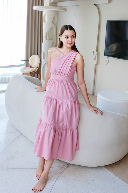 One-shoulder pink linen dress makes model looking absolutely stunning.